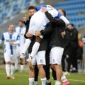 Conteh jubelt mit den Kollegen im Ludwigsparkstadion.