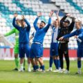 Nach dem Sieg gegen den MSV Duisburg feiert die Mannschaft vor der leeren Nordtribüne