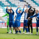 Nach dem Sieg gegen den MSV Duisburg feiert die Mannschaft vor der leeren Nordtribüne