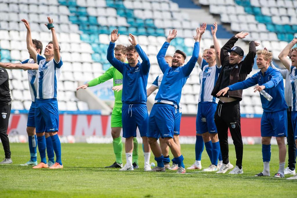 Nach dem Sieg gegen den MSV Duisburg feiert die Mannschaft vor der leeren Nordtribüne