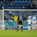 Der Ball schlägt zum 1:1 für den TSV Havelse ein