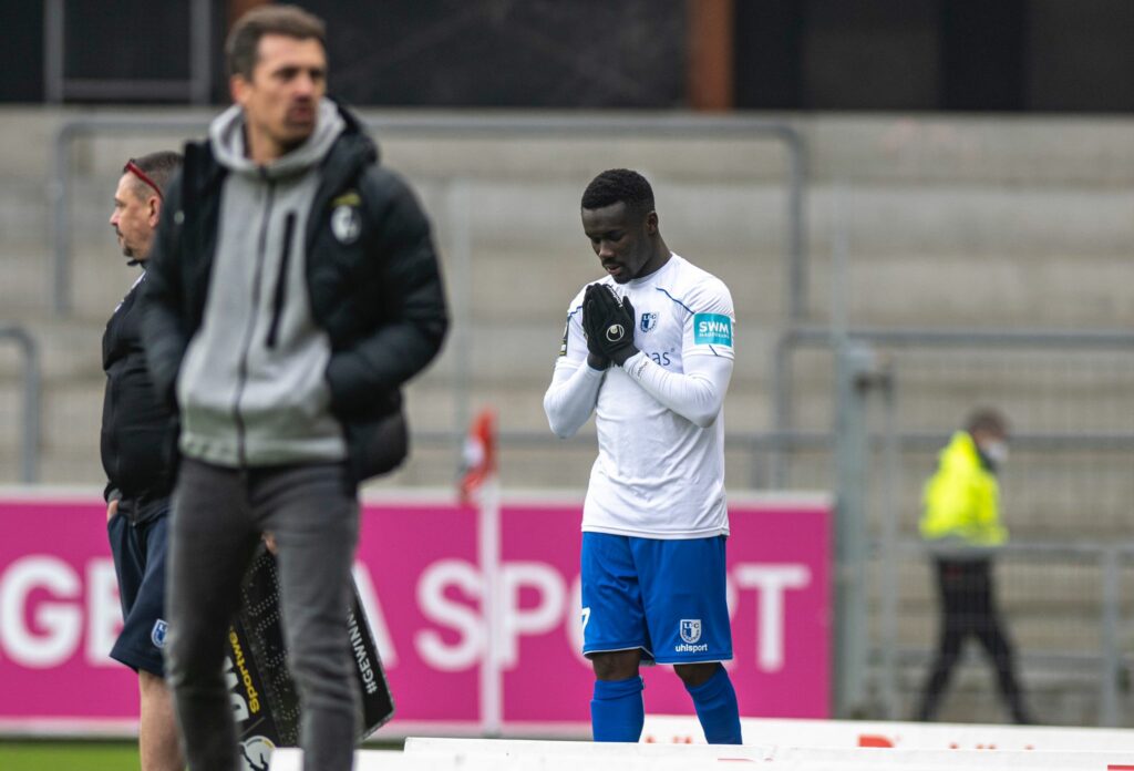 Conteh vor seiner Einwechslung im Dreisamstadion