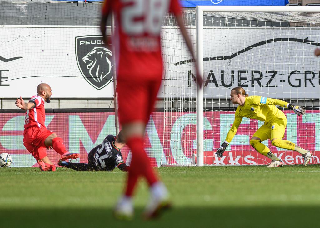 Bittroffs Grätsche gegen Boyd auf dem Betzenberg