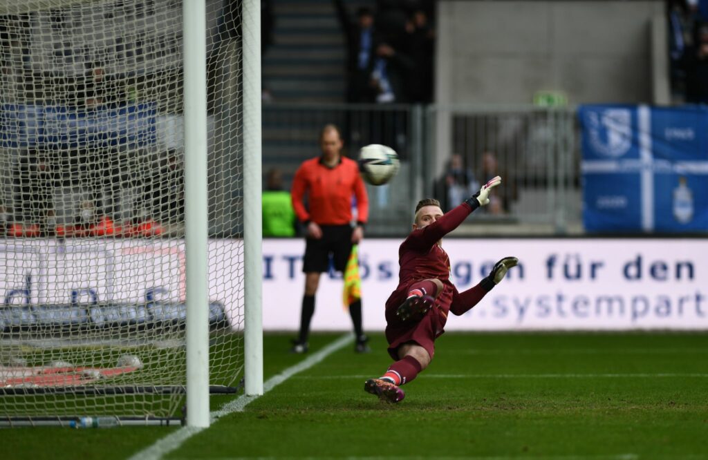 Der Ball fliegt zum 1:0 gegen Dortmund II ins Tor